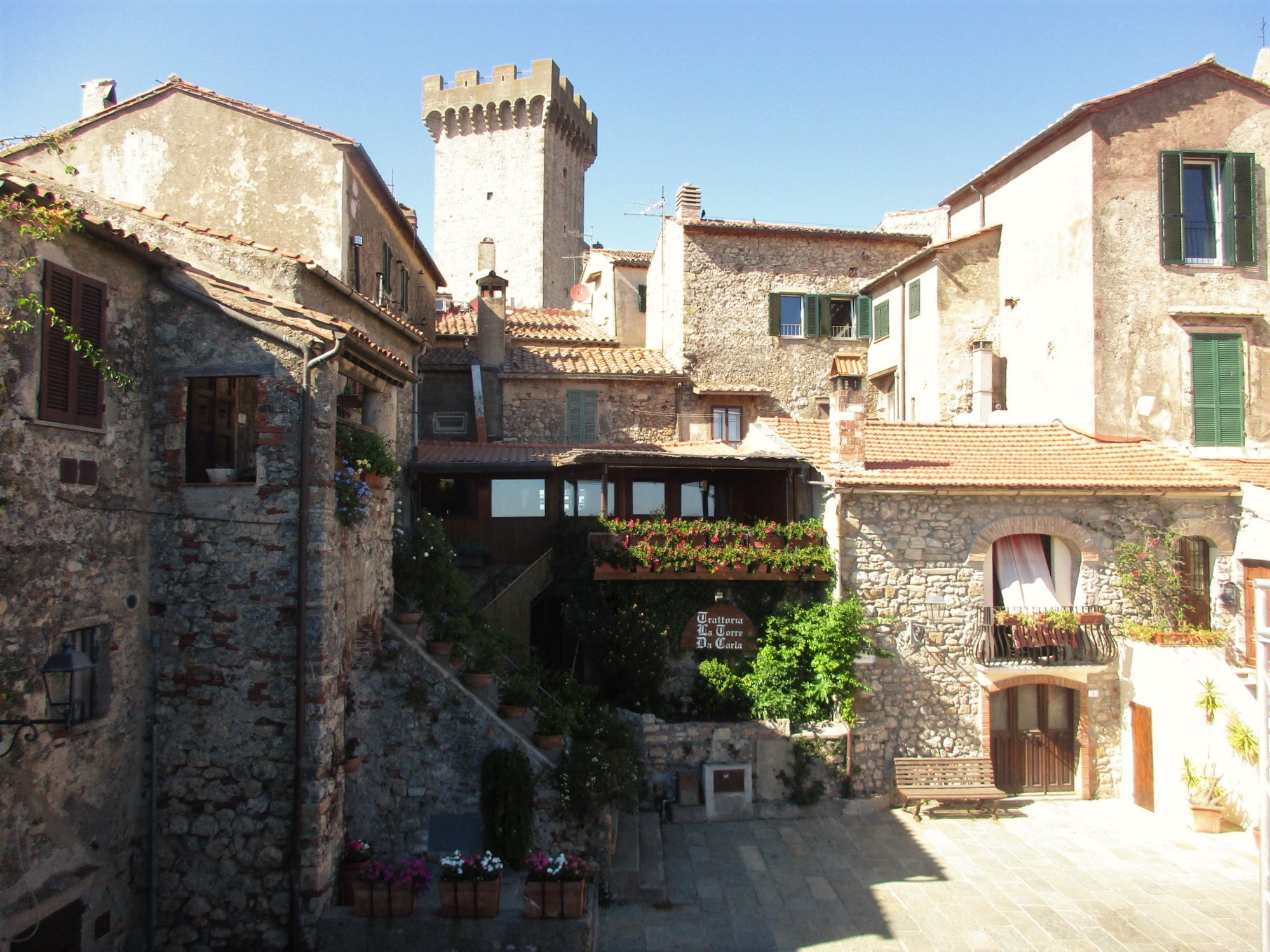 イタリアの最も美しい村】城壁ウォーキングと素敵な広場、トスカーナ州カパルビオ | トスカーナ自由自在
