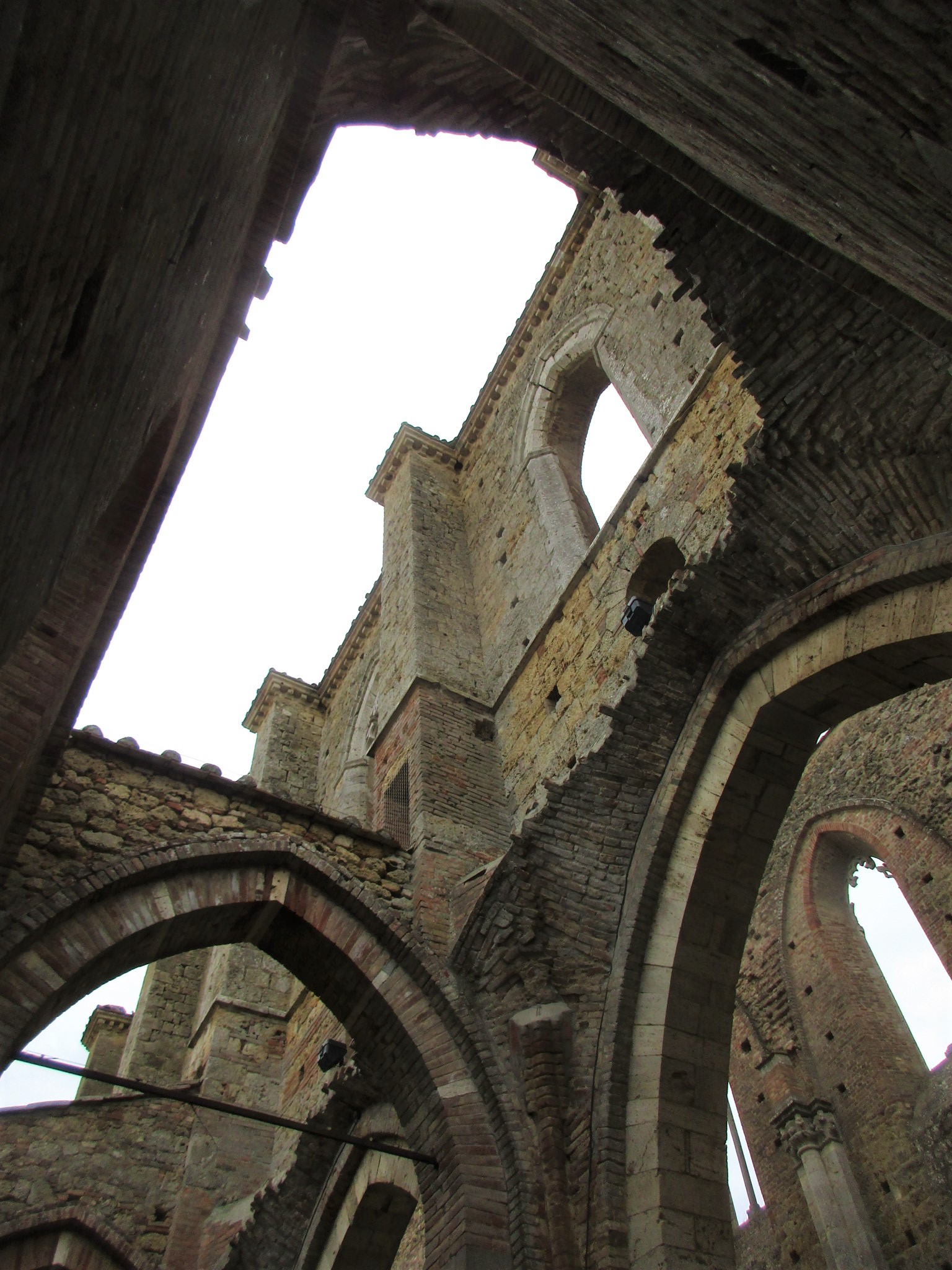 廃墟となった屋根のない修道院 サンガルガーノ修道院 トスカーナ自由自在