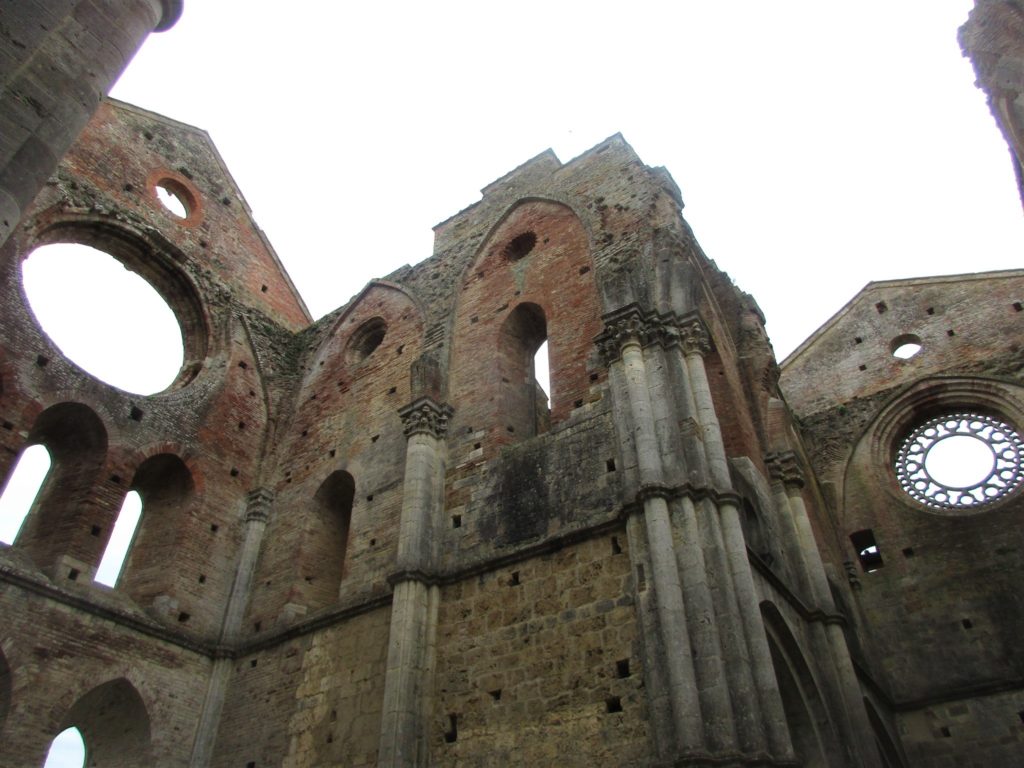廃墟となった屋根のない修道院 サンガルガーノ修道院 トスカーナ自由自在