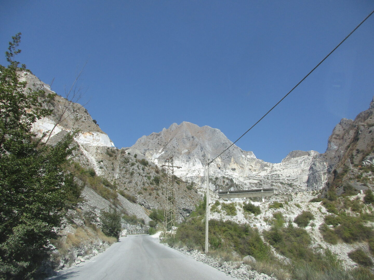 圧巻の360度大理石！カッラーラの採石場見学「マルモツアー