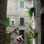 秋祭り期間中の旧市街とサイクリング客