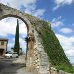 ロッカ・ドルチャの村の入り口