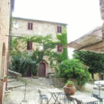 ロッカ・ドルチャの村、チステルナ広場