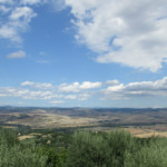 ロッカ・ドルチャの村から見るオルチャ渓谷